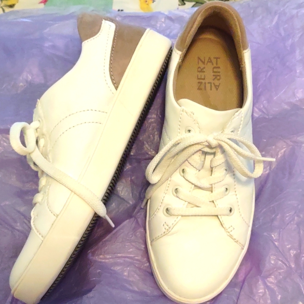 Naturalizer Women's Morrison Comfortable  Fashion Casual Sneaker. Leather.